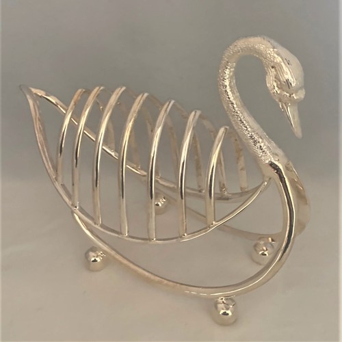 74 - A novelty silver plated Swan form six division toast rack, 20 cm wide 16 cm high.