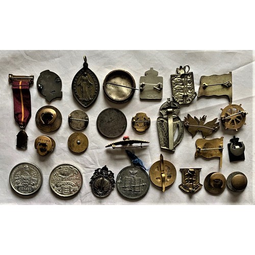 88 - Caves de Bordeaux Bertin Feuillerat Guernsey token, quantity of Military badges, buttonholes etc. in... 