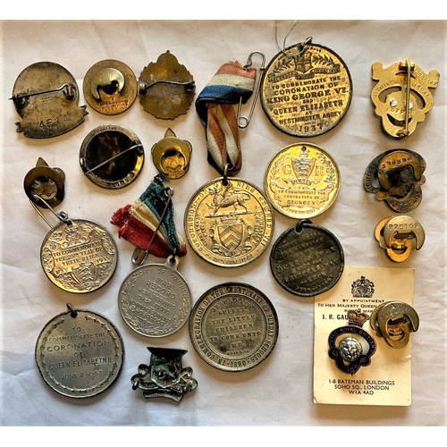 89 - Military badges, medals, buttonholes, British Legion and others (20).