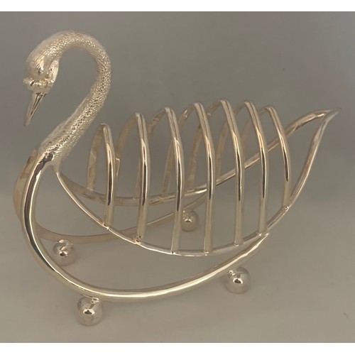 21 - A novelty silver plated Swan form six division toast rack, 20 cm wide 16 cm high.