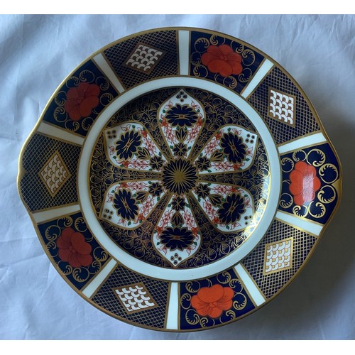 24 - A Royal Crown Derby Imari pattern plate, 25cm diameter.