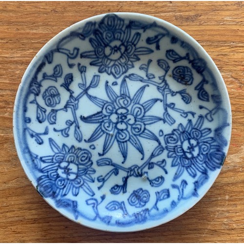 58 - A Chinese late 19th century blue and white saucer dish, 14 cm diameter.