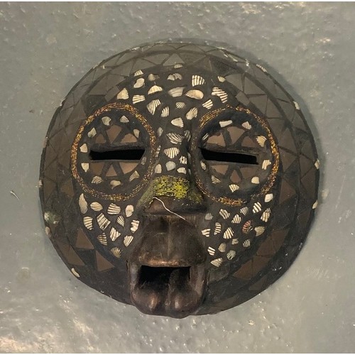 66 - Vintage tribal mask, 34cm diameter.