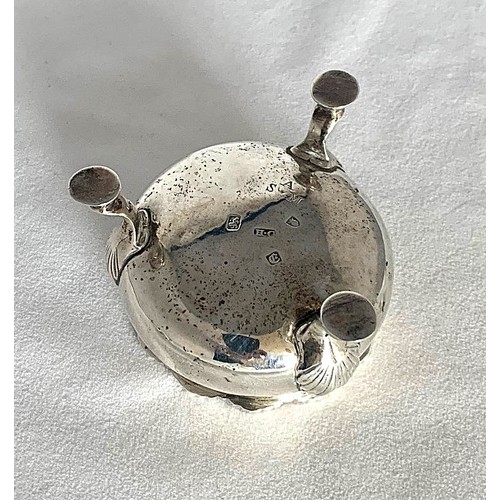 6 - George III silver table salt by David Hennell London 1761, of circular form with gadrooned border an... 