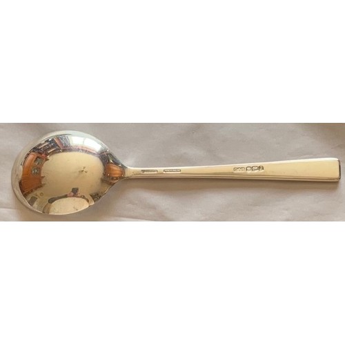 52 - A set of twelve silver soup spoons, by Gee & Holmes Sheffield 1969, weight 410 grams 17.5 cm long (1... 