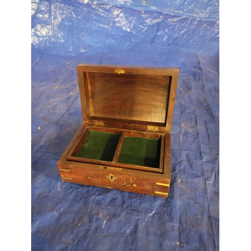 10 - A SMALL WOODEN JEWELLERY BOX WITH BRASS INLAY AND FITTED GREEN LINING.