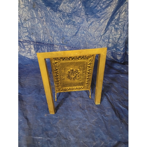 12 - A SMALL ANTIQUE ENGLISH HAMMERED BRASS FIRE SCREEN & A BRASS HEARTH INSERT.