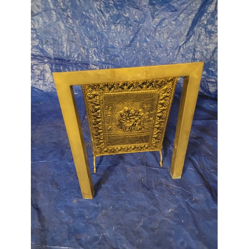 12 - A SMALL ANTIQUE ENGLISH HAMMERED BRASS FIRE SCREEN & A BRASS HEARTH INSERT.