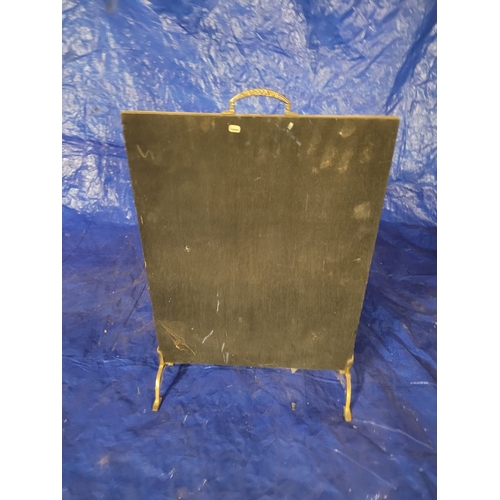 12 - A SMALL ANTIQUE ENGLISH HAMMERED BRASS FIRE SCREEN & A BRASS HEARTH INSERT.