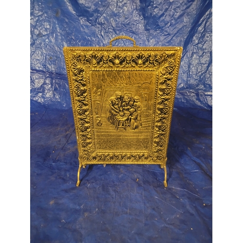 12 - A SMALL ANTIQUE ENGLISH HAMMERED BRASS FIRE SCREEN & A BRASS HEARTH INSERT.