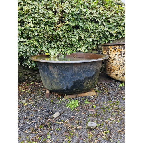 14 - Famine pot 2. Diameter 39'' H20''