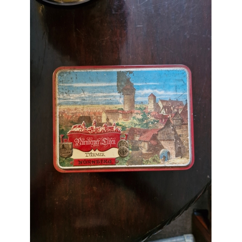 172 - Quantity of model cavellary toy soldiers in biscuit tin