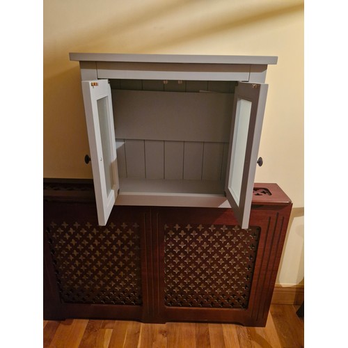 273 - A hanging wall cabinet