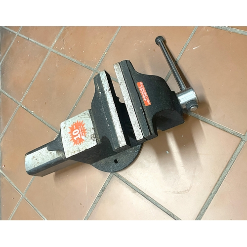 296 - Work bench vice