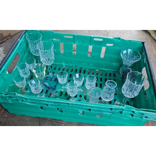 93 - A selection of glassware in crate