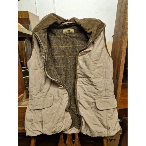 38 - Small sized hunting gillet  -  Henry White