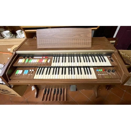 129 - Kawai electric keyboard  / organ 
With an old plug it needs to be rewired