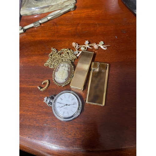 168 - A brooch, 2 vintage lighters and a pocket watch.