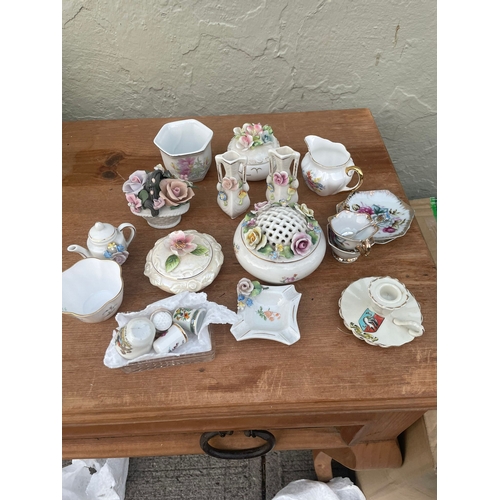 182 - A selection of porcelain