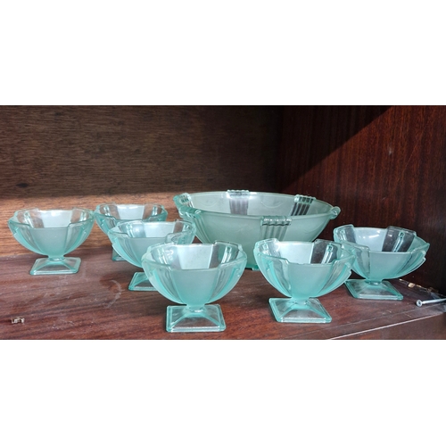 277 - 1930s art deco desert bowl and desert saucers.