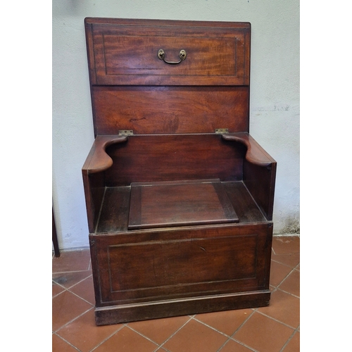 299 - An 1800 commode 
Handle lifts up to reveal a settle seat arrangement with chamber pot area underneat... 