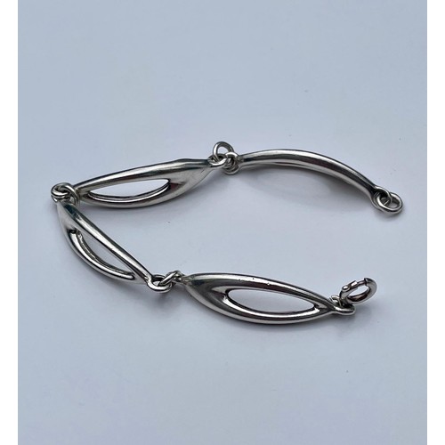 112 - An interesting silver bracelet. 21g.