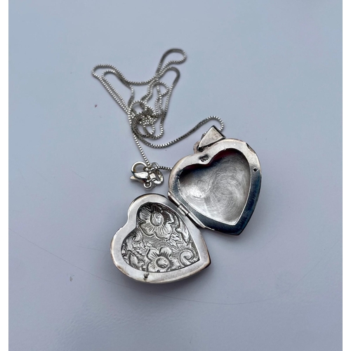 167 - Silver heart shaped locket. 7.5g