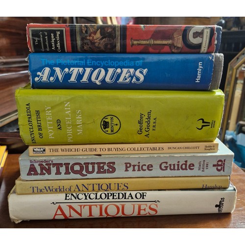 390 - A good selection of books on Antiques and collecting.