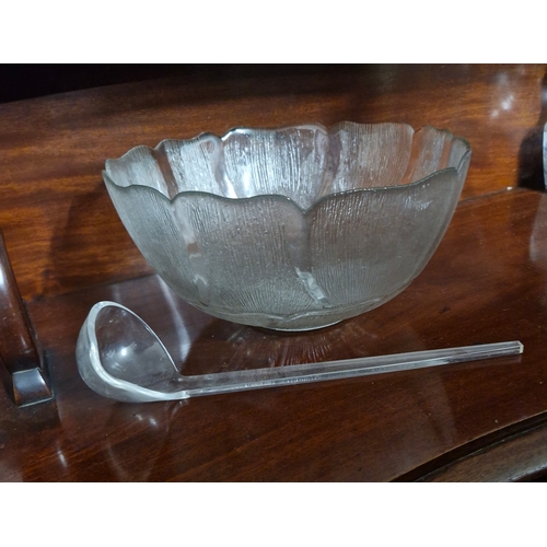 88 - Vintage glass punch bowl, glasses and server.
Server plastic