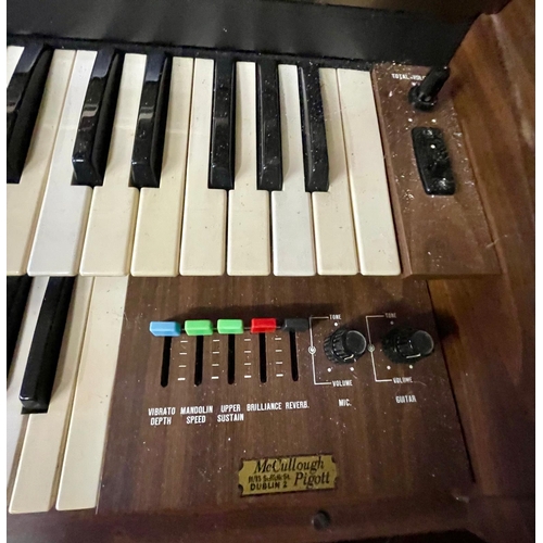 126 - Kawai electric keyboard  / organ 
With an old plug it needs to be rewired