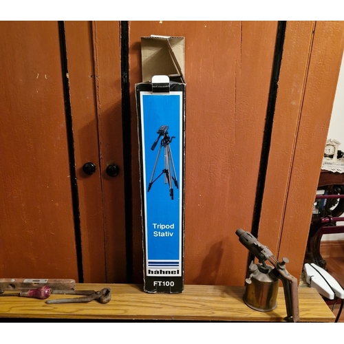 287 - A tripod camera stand.