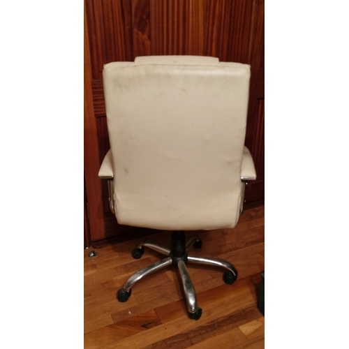 291 - A cream leather executive chair