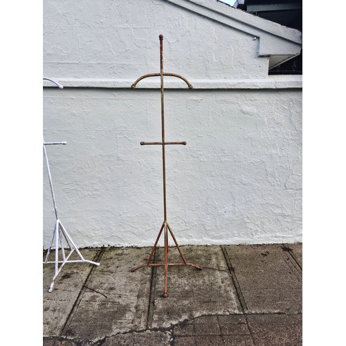 64 - Decorative valet stand. Alloy metallic