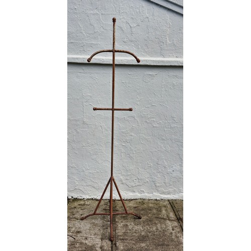 65 - Decorative valet stand. Alloy metallic