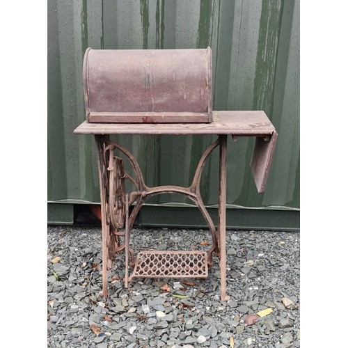 32 - An early 1900s singer sewing table.