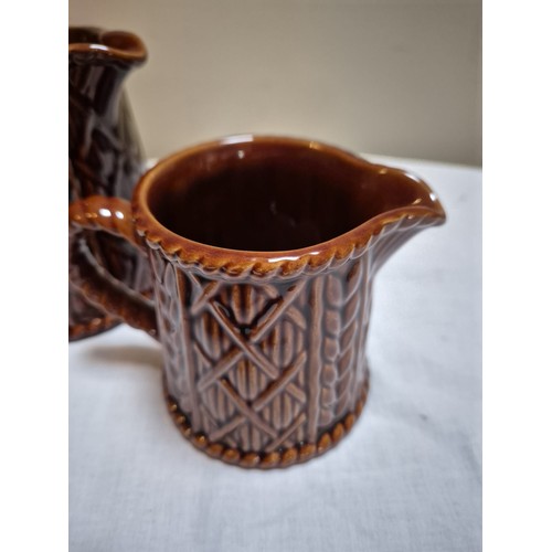 140 - Set of two Taunton Vale jugs, 1960s. Lovely knotted design.