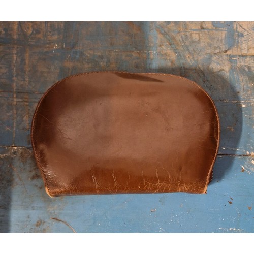 126 - A Gentleman's grooming case -