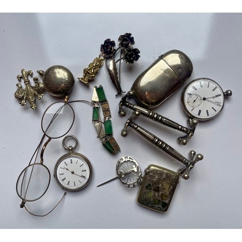 39 - A selection of jewellery to include a coin holder and vesta case.
