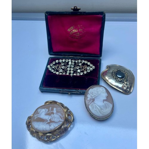 82 - A selection of Cameo brooches
