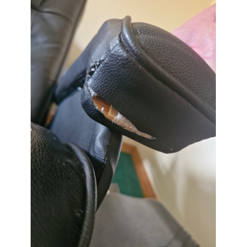 96 - A comfortable office chair. Arm rests requires light repair