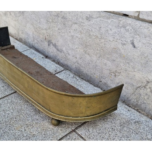 188 - A 19th century brass ash fender. W102cm x D67 x H20