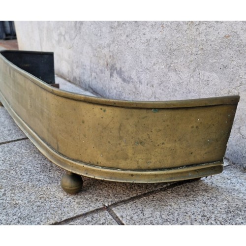 188 - A 19th century brass ash fender. W102cm x D67 x H20