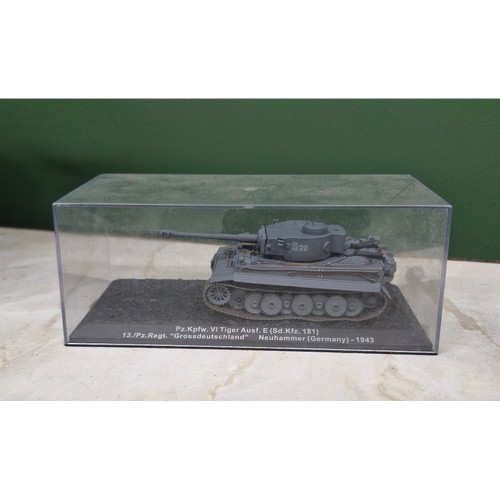 204 - Die cast model of a world war II tank ; Panzerkampfwagen VI Tiger
