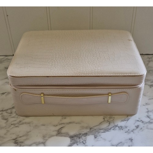 226 - A vintage vanity, make up or jewellery case