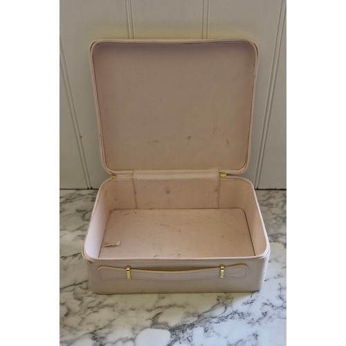 226 - A vintage vanity, make up or jewellery case