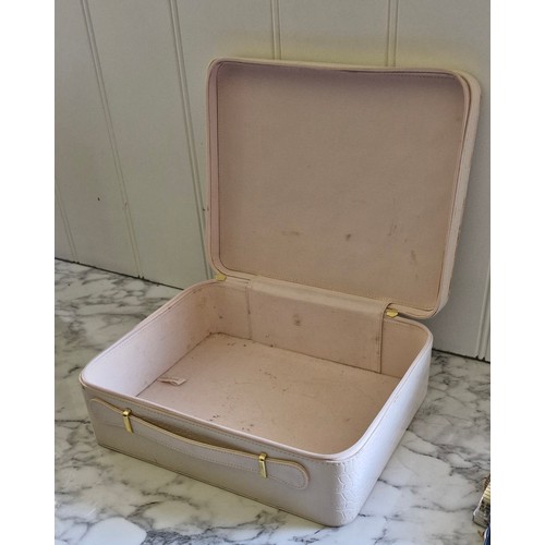 226 - A vintage vanity, make up or jewellery case