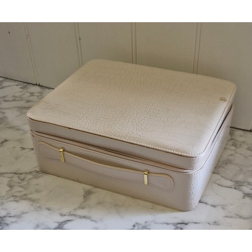 226 - A vintage vanity, make up or jewellery case