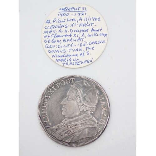 42 - A Clemens XI Pont coin dated 1702 approx. 31.9 grams