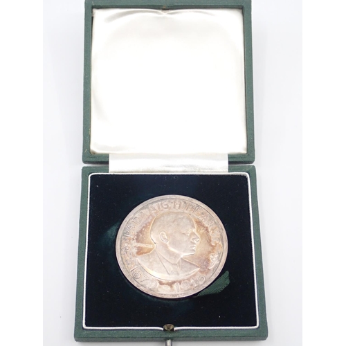 52 - A silver Padraig Pearse medallion retailed by Worboys of Dublin approx. 71.4 grams in box