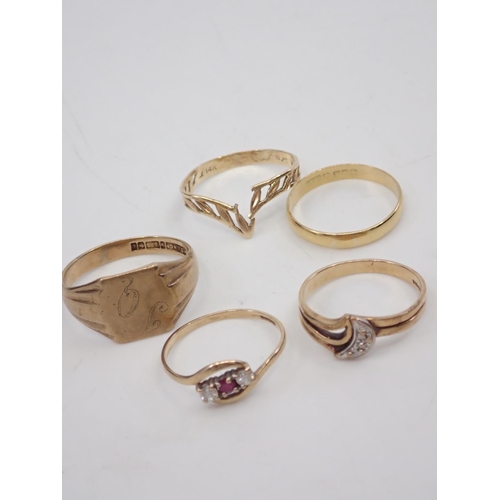 16 - A collection of gold rings